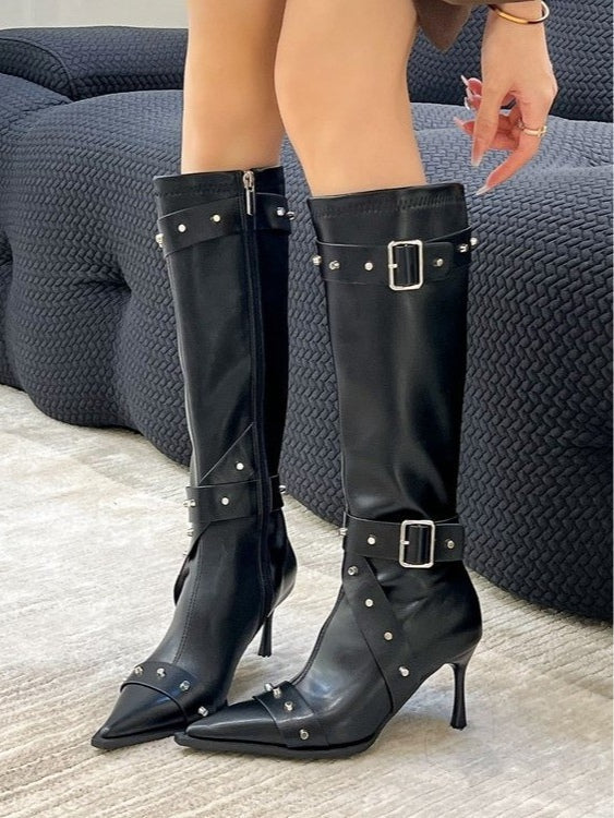 Botines con tachuelas, punta fina y tacón alto