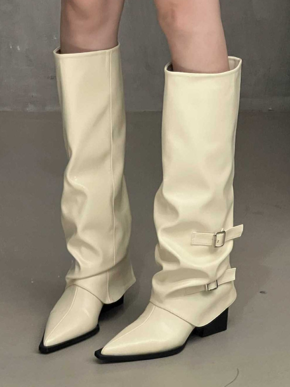 Botines de punta fina y tacón grueso con hebilla