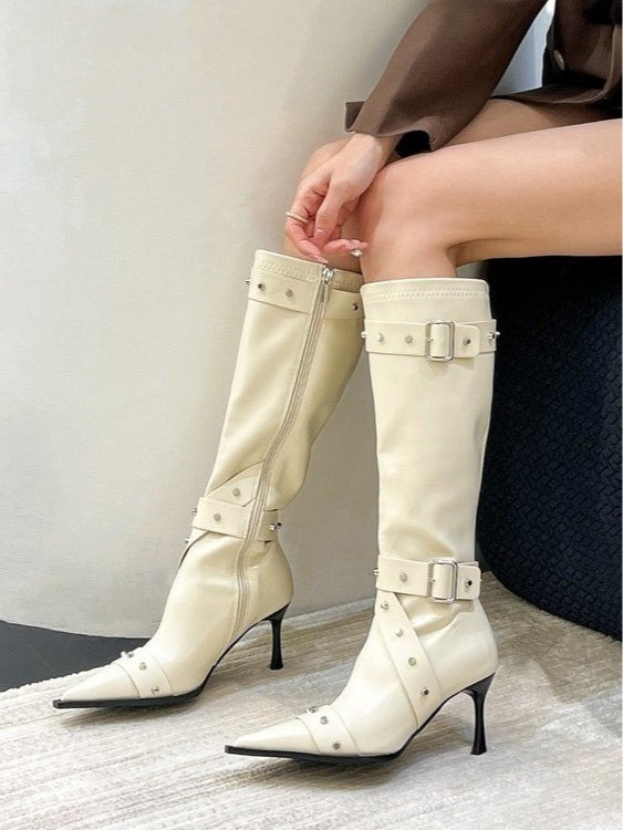 Botines con tachuelas, punta fina y tacón alto