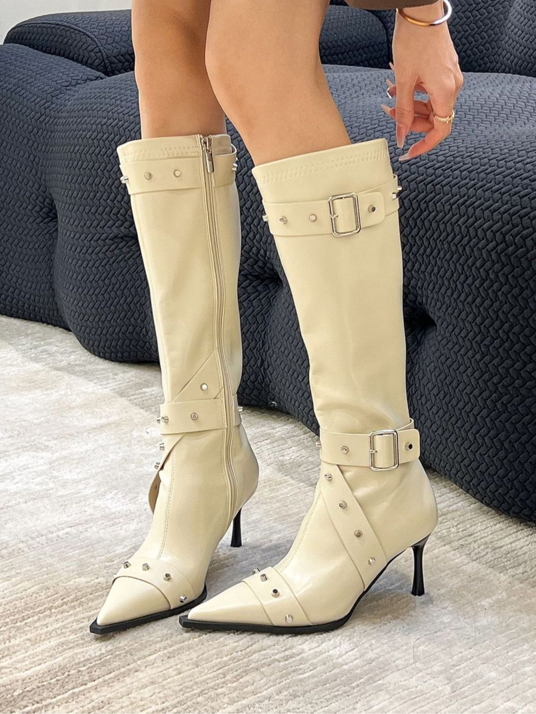 Botines con tachuelas, punta fina y tacón alto