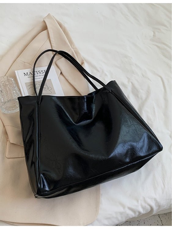 Bolso tipo bucket de cuero suave de gran capacidad