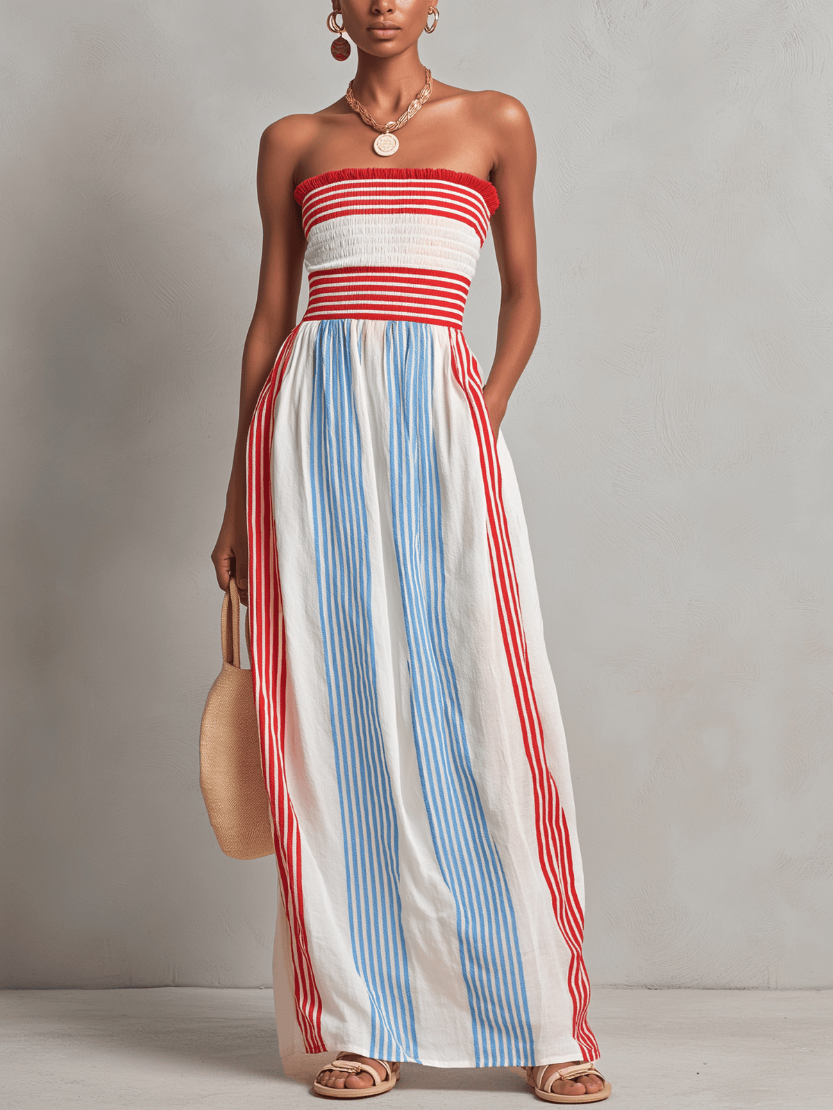 Vestido maxi sin tirantes a rayas rojas y azules con fruncido