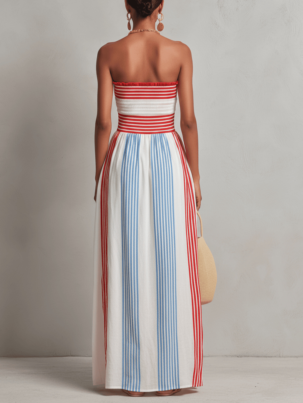 Vestido maxi sin tirantes a rayas rojas y azules con fruncido