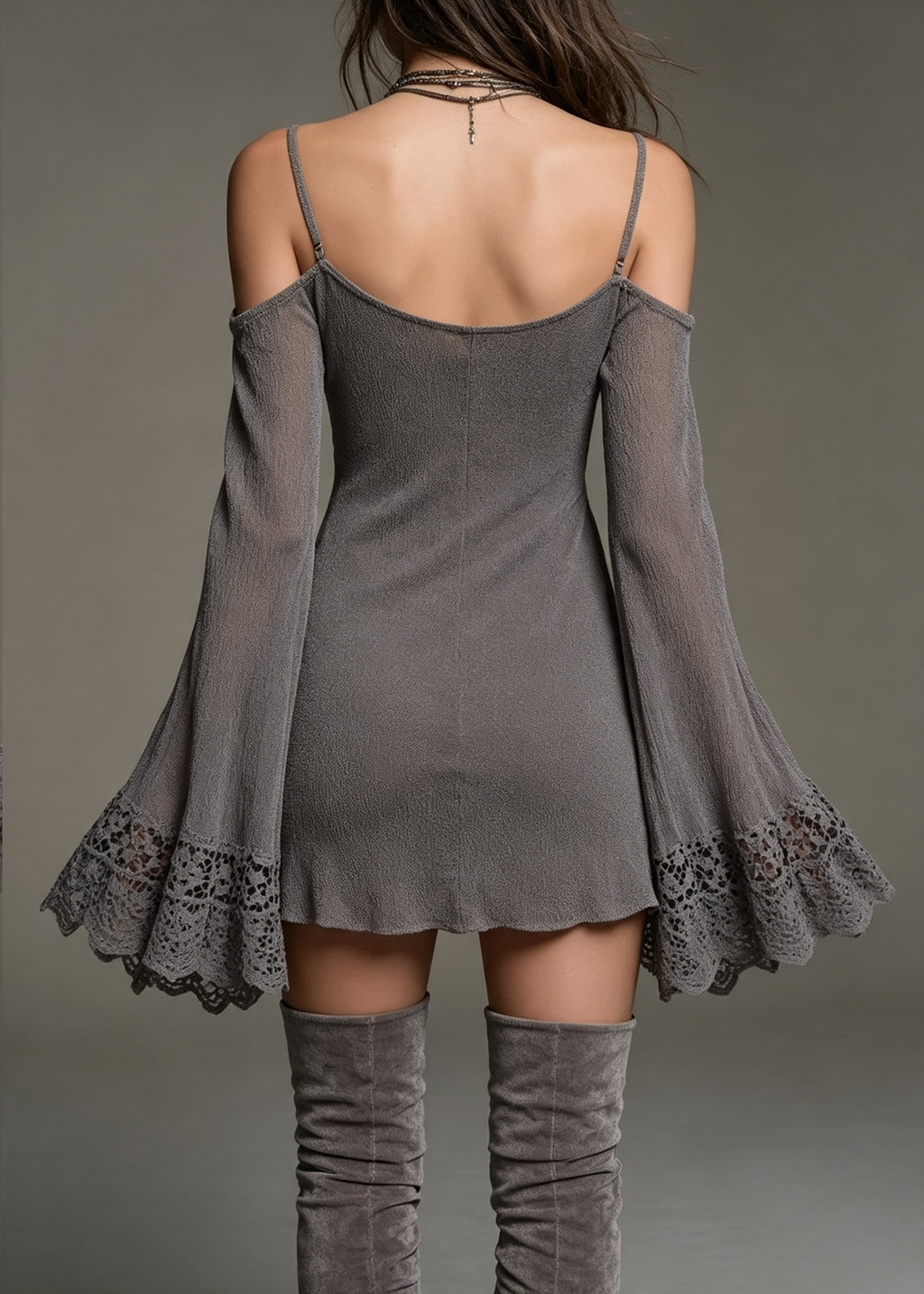 Vestido mini gris con hombros al descubierto, mangas acampanadas y encaje