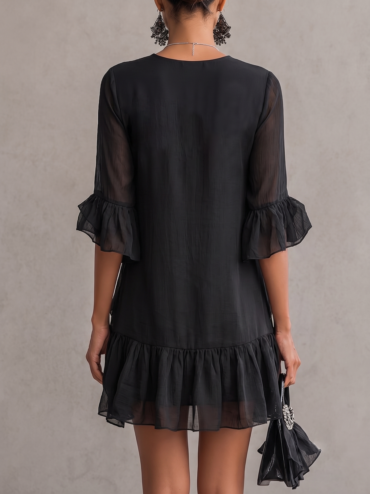 Vestido mini negro de gasa con volantes y encaje