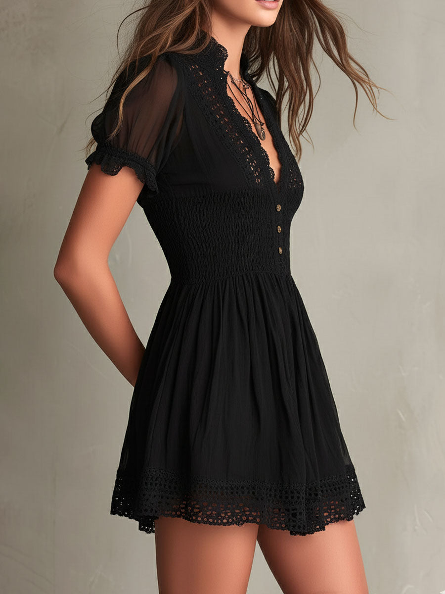 Livia | Minivestido negro con escote en V y bordes calados