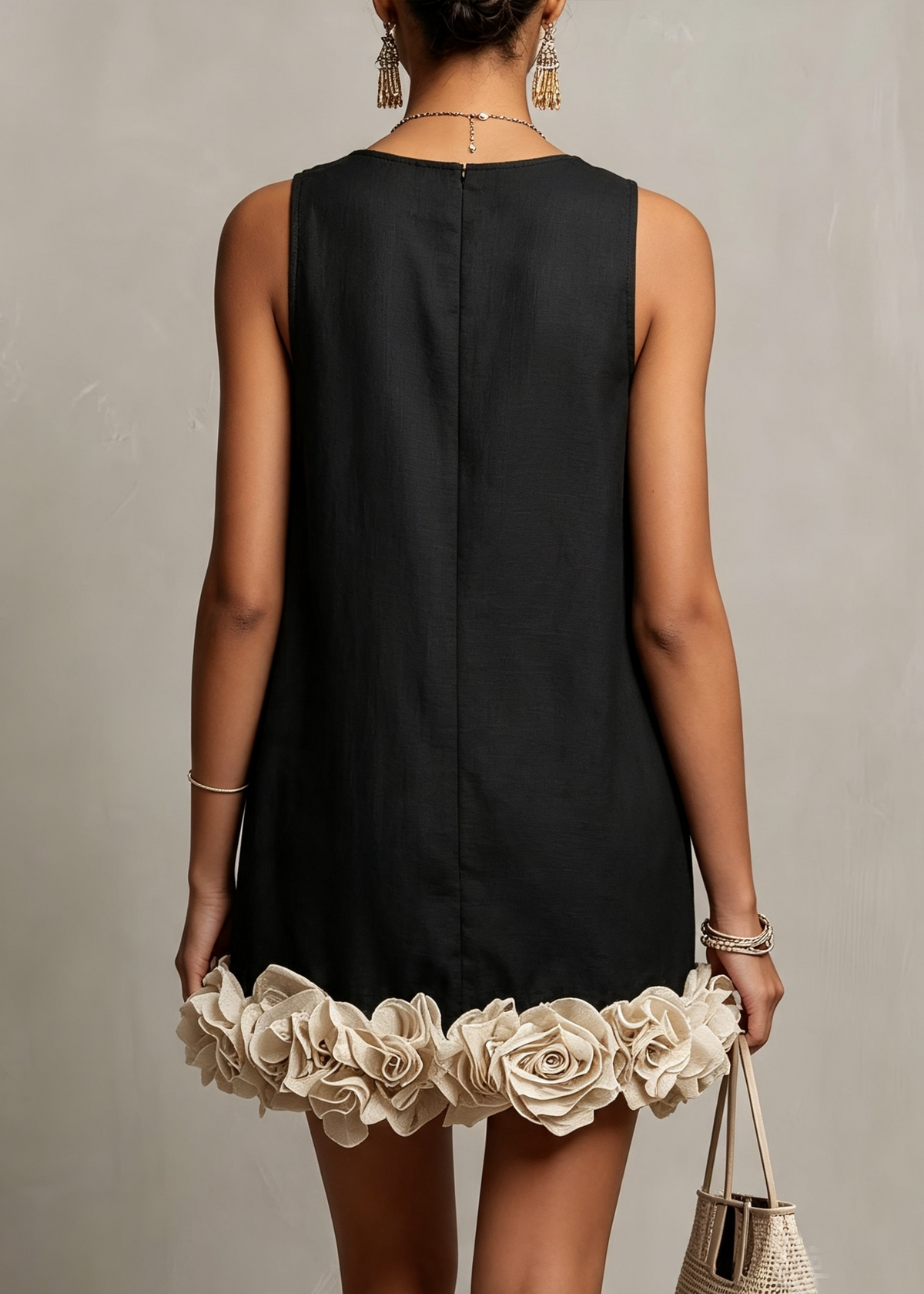 Mini vestido negro holgado con flores en 3D