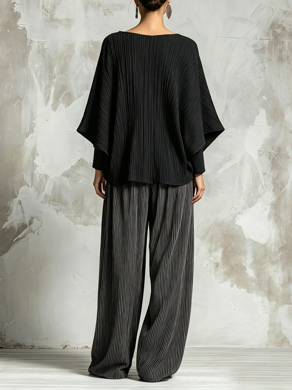Conjunto negro de top plisado estilo murciélago y pantalón ancho