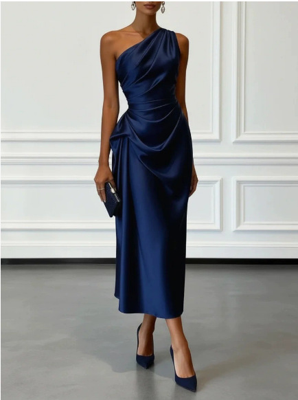 Vestido midi color champán de satén con volantes y de un solo hombro