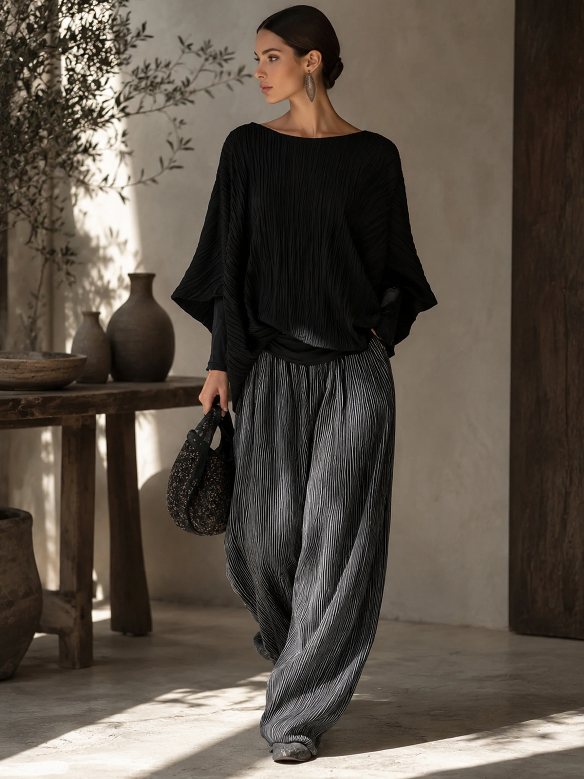 Conjunto negro de top plisado estilo murciélago y pantalón ancho