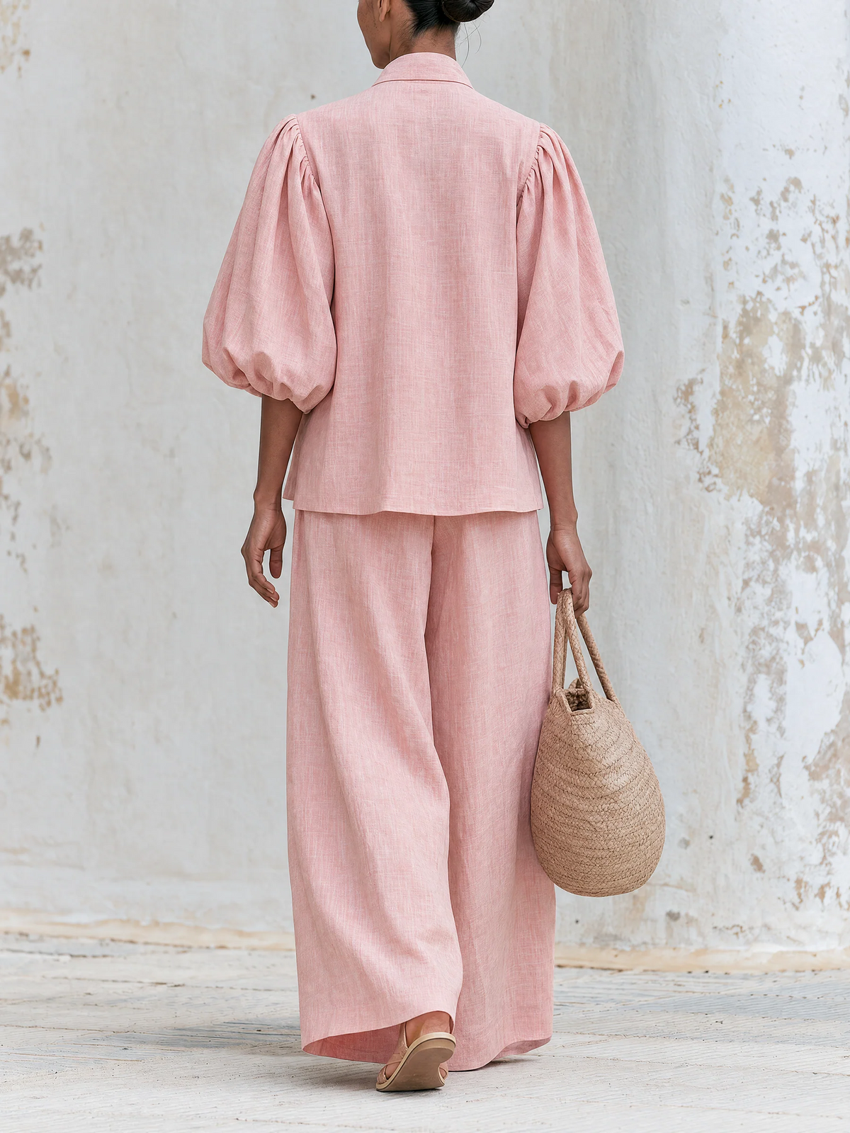 Conjunto en rosa palo con top de lazo y mangas abullonadas y pantalón ancho