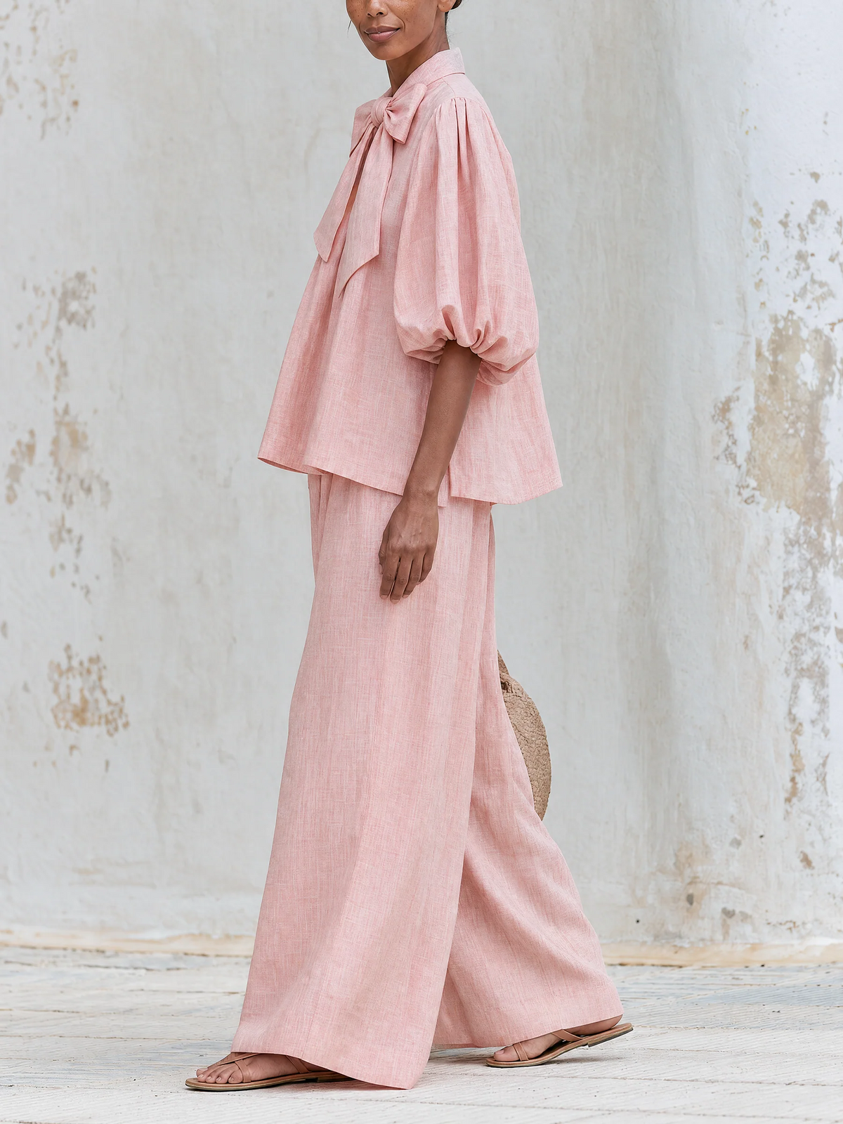 Conjunto en rosa palo con top de lazo y mangas abullonadas y pantalón ancho