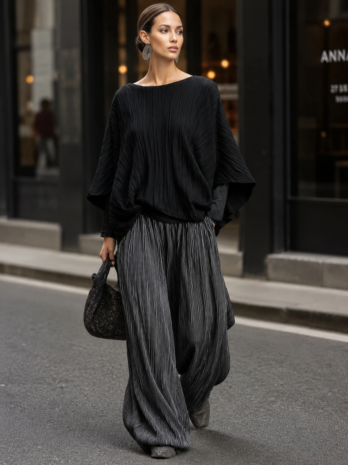 Conjunto negro de top plisado estilo murciélago y pantalón ancho