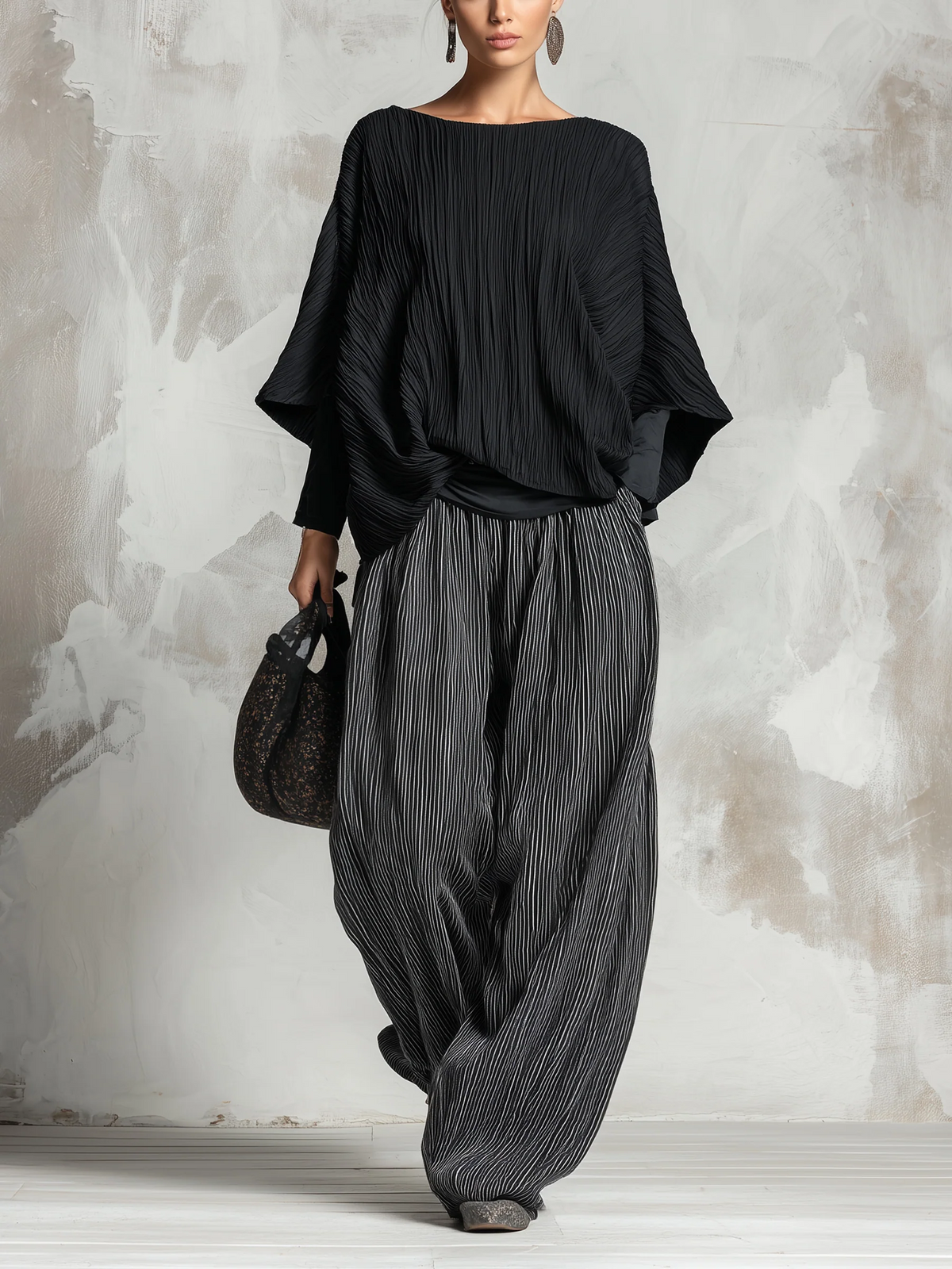 Conjunto negro de top plisado estilo murciélago y pantalón ancho