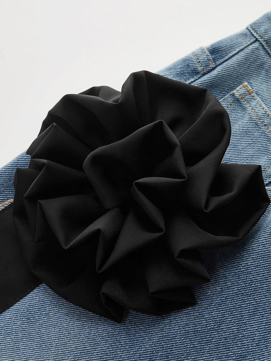 Pantalones rectos de mezclilla con detalles florales