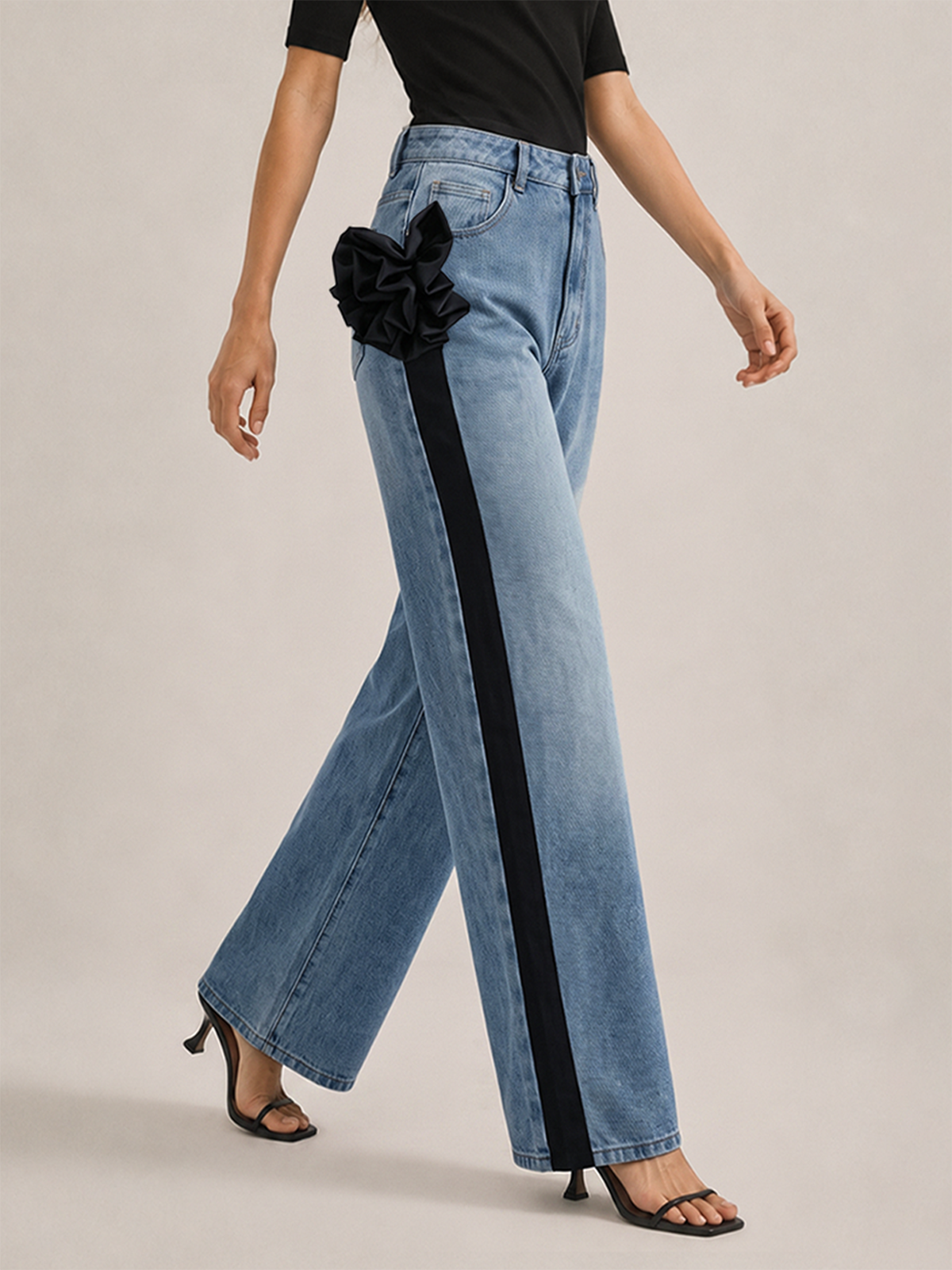 Pantalones rectos de mezclilla con detalles florales