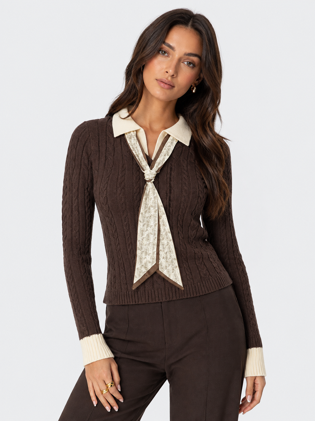 Top de punto trenzado con cuello de contraste y detalle de bufanda