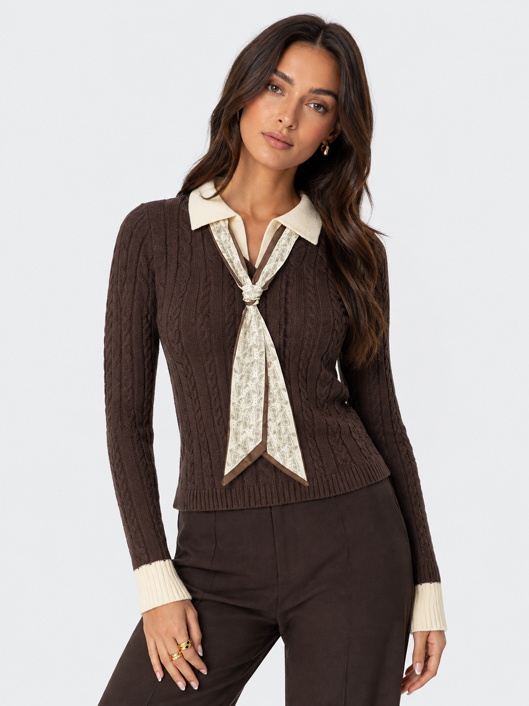Top de punto trenzado con cuello de contraste y detalle de bufanda