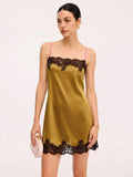Vestido mini satinado con ribete de encaje y tirantes