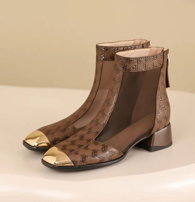 Botines de malla con puntera metálica