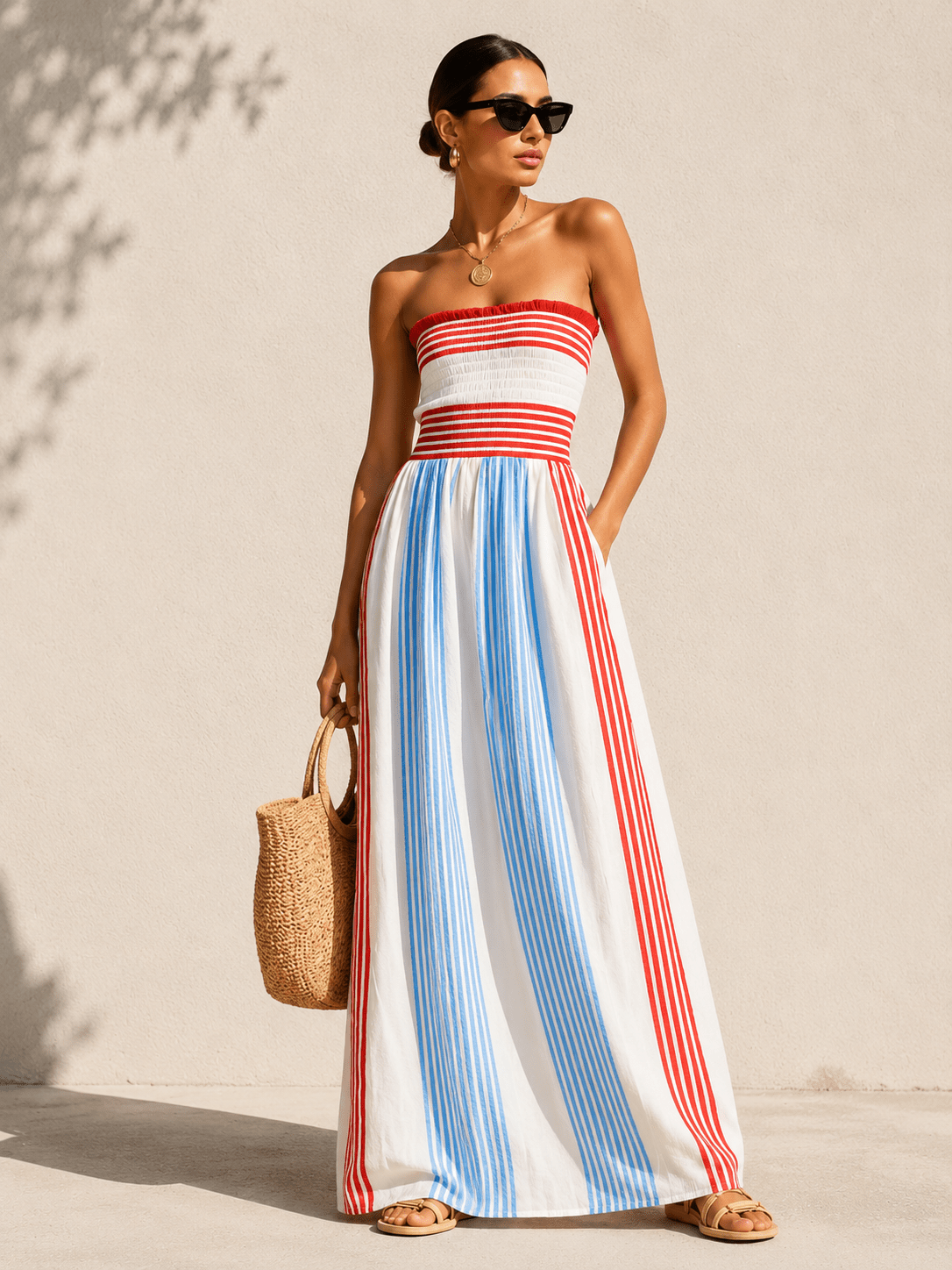 Vestido maxi sin tirantes a rayas rojas y azules con fruncido