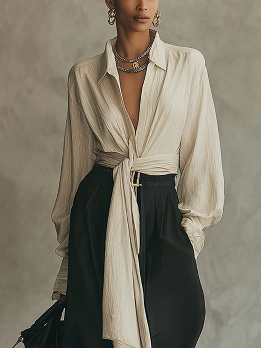 Conjunto de camisa beige con cordones y pantalón negro