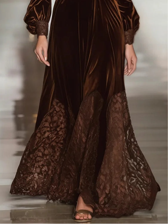 Vestido largo de terciopelo con cuello alto, mangas farol y detalles de encaje