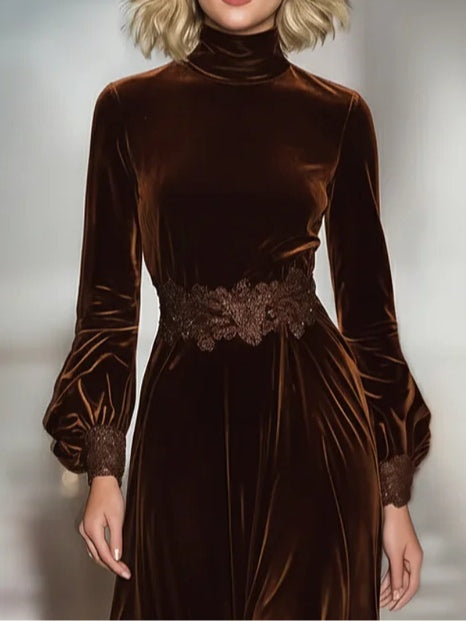 Vestido largo de terciopelo con cuello alto, mangas farol y detalles de encaje