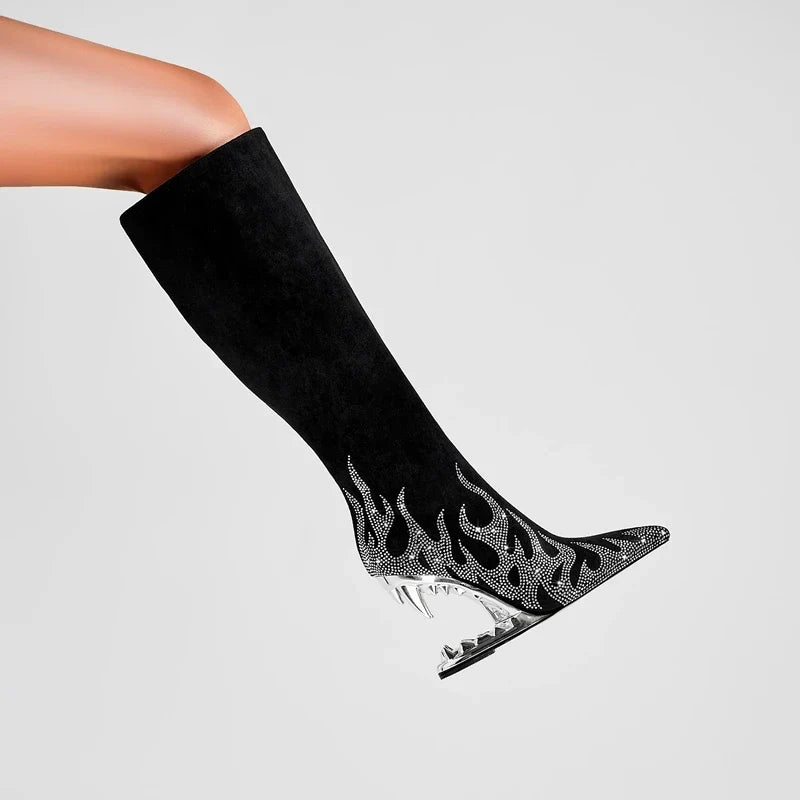 Botas altas con pedrería y tacón escalonado