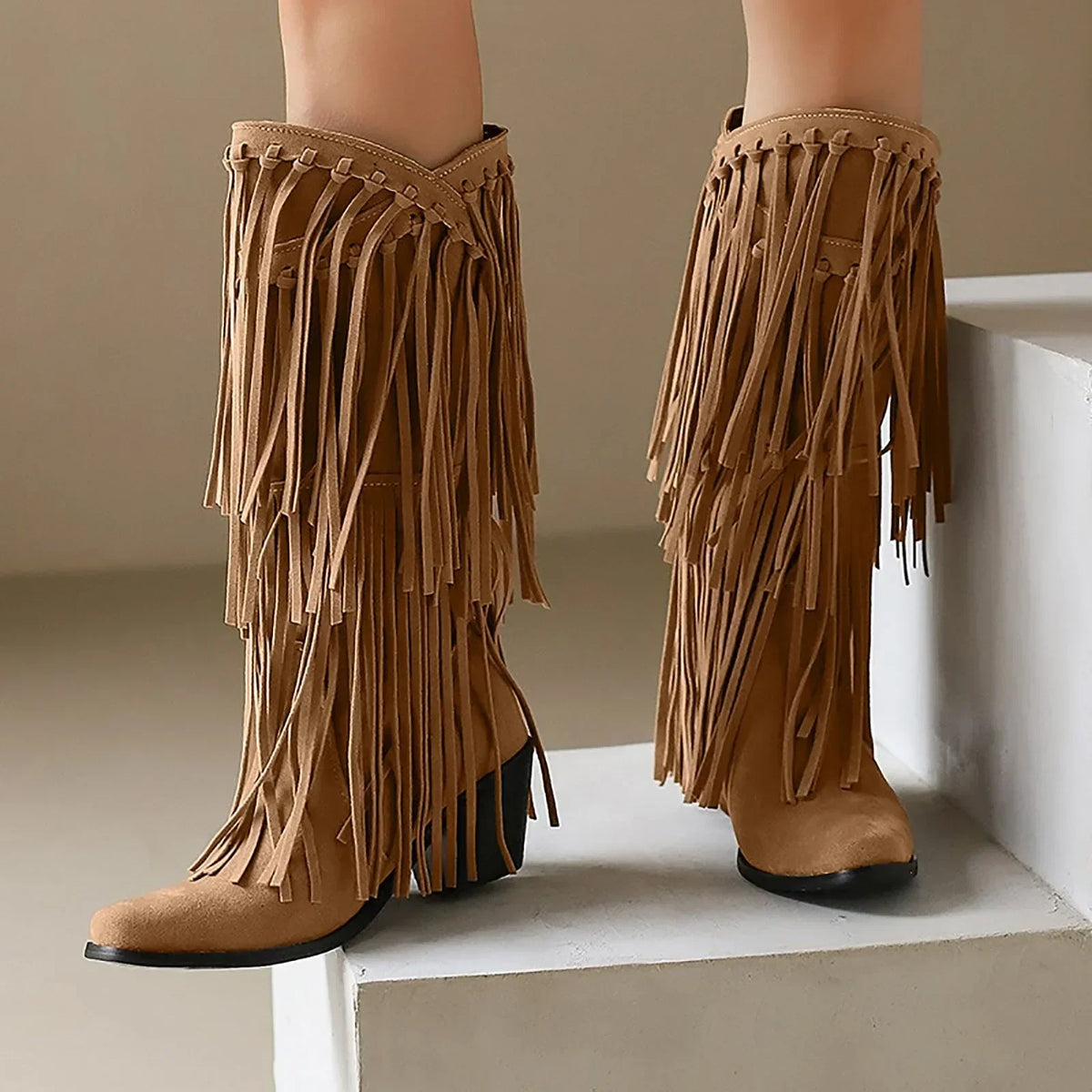 Botas con flecos y borlas