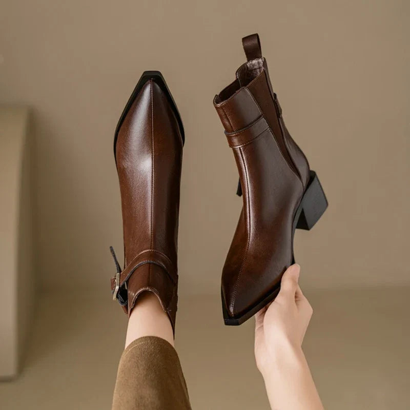 Botines de cuero con detalle de hebilla