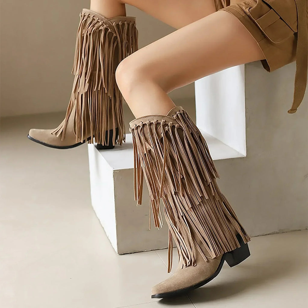 Botas con flecos y borlas
