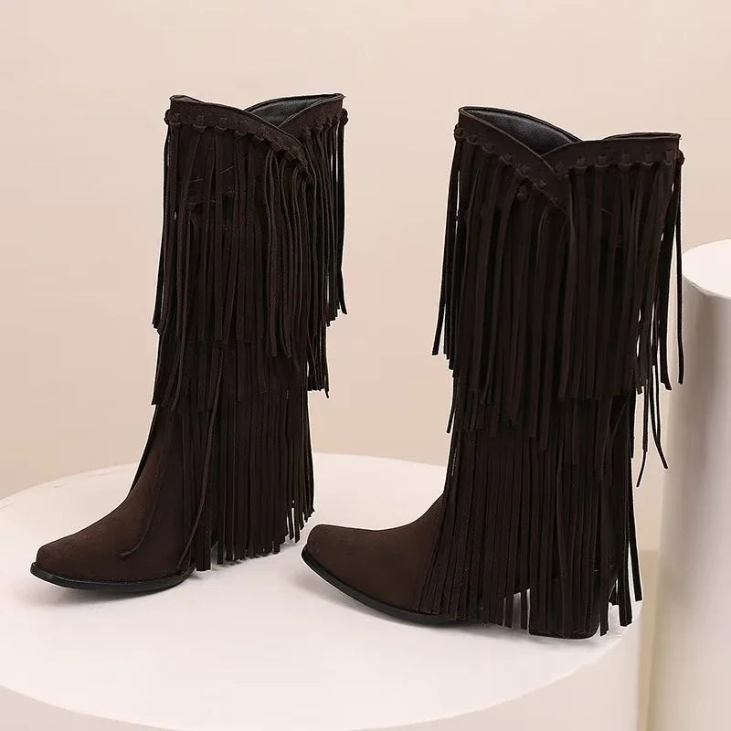 Botas con flecos y borlas