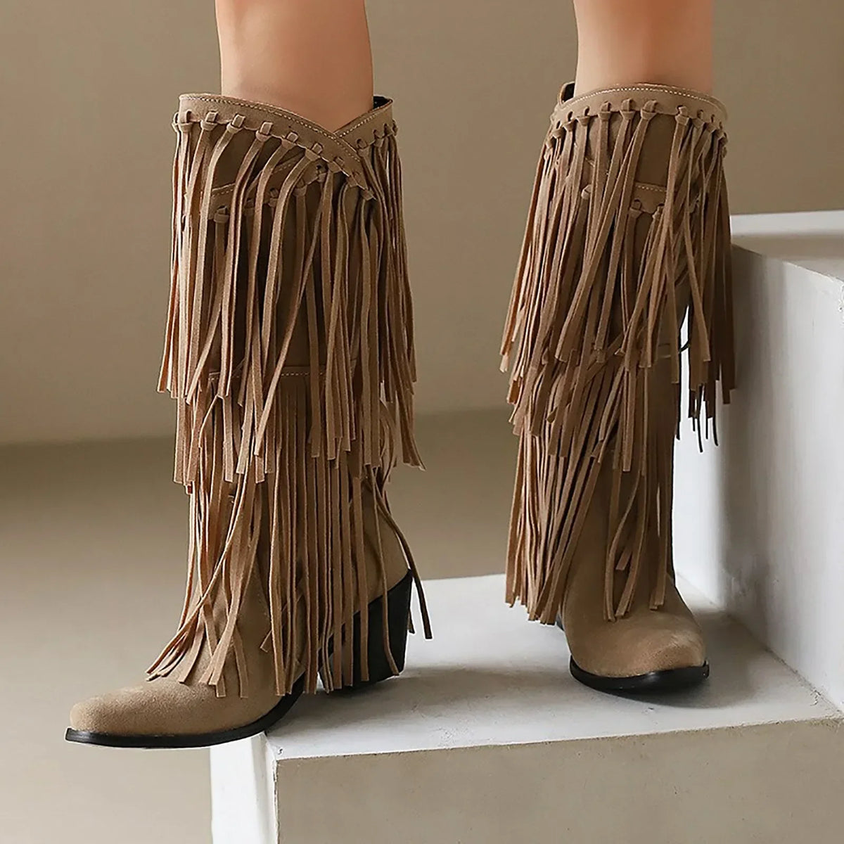 Botas con flecos y borlas