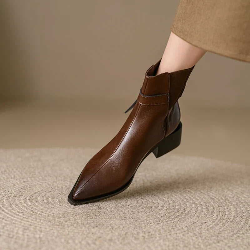 Botines de cuero con detalle de hebilla