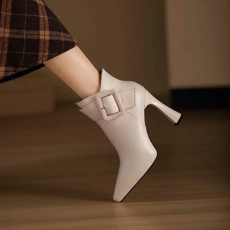 Botines de tacón con hebilla oversize