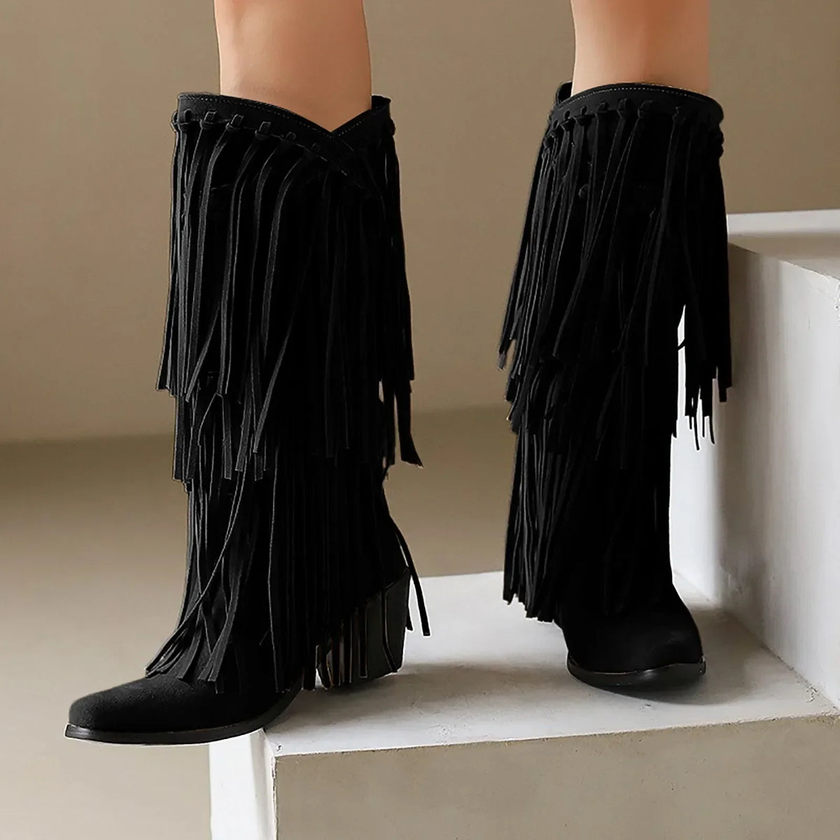 Botas con flecos y borlas