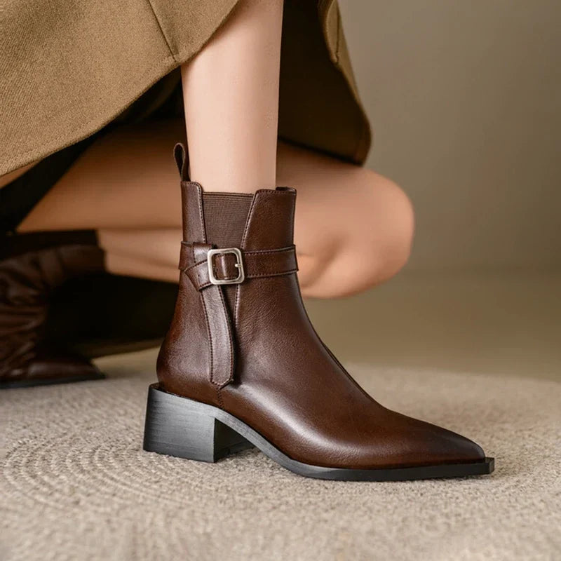 Botines de cuero con detalle de hebilla