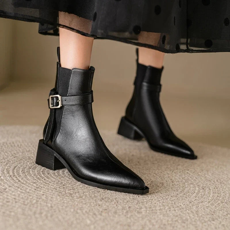 Botines de cuero con detalle de hebilla