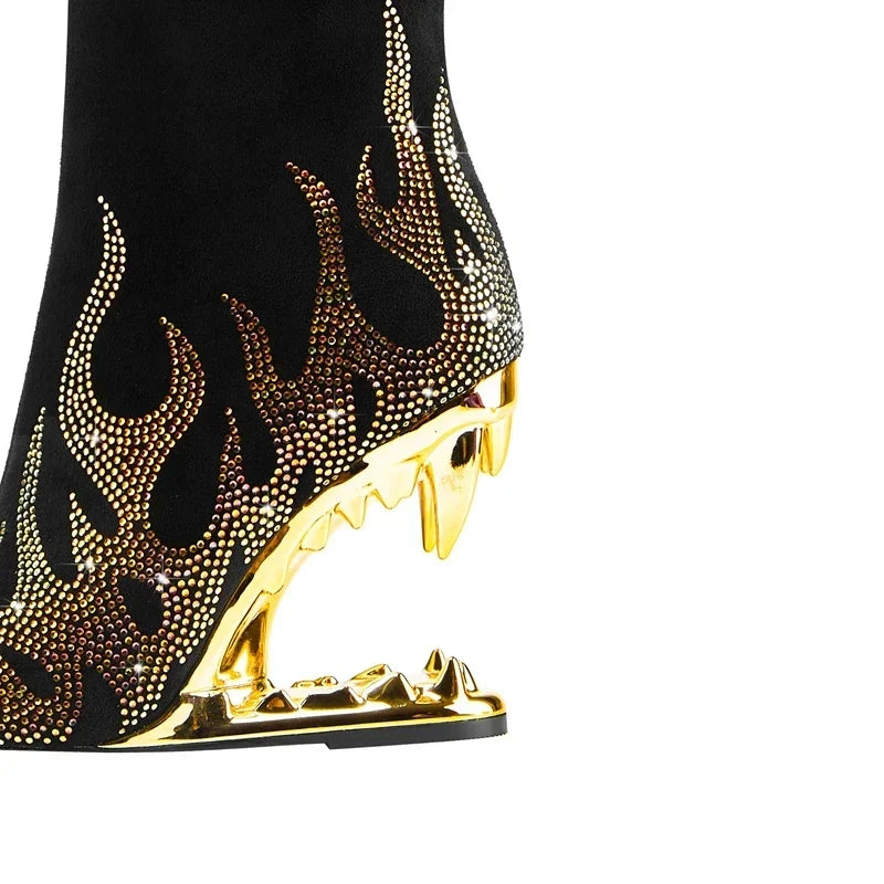Botas altas con pedrería y tacón escalonado