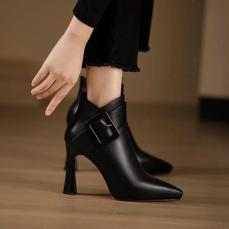 Botines de tacón con hebilla oversize