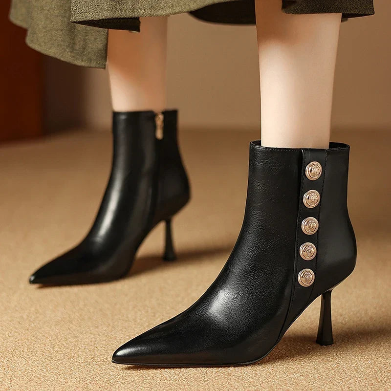 Botines de Cuero con Botones Decorativos