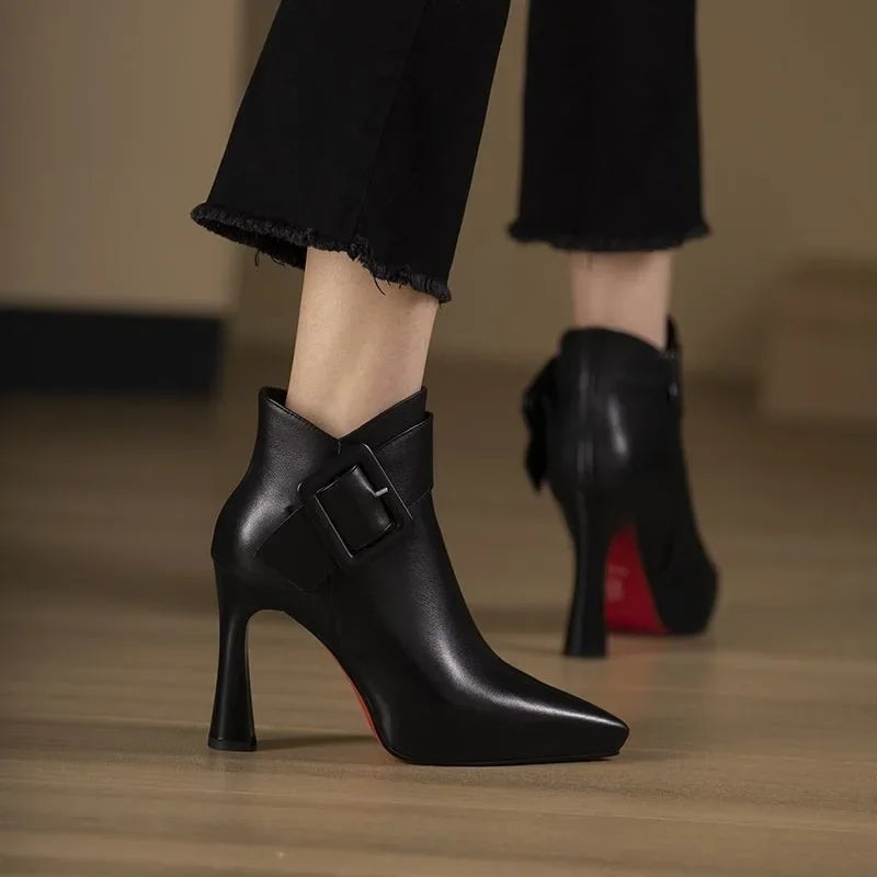Botines de tacón con hebilla oversize