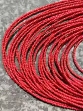Collar rojo de varias capas llamativo