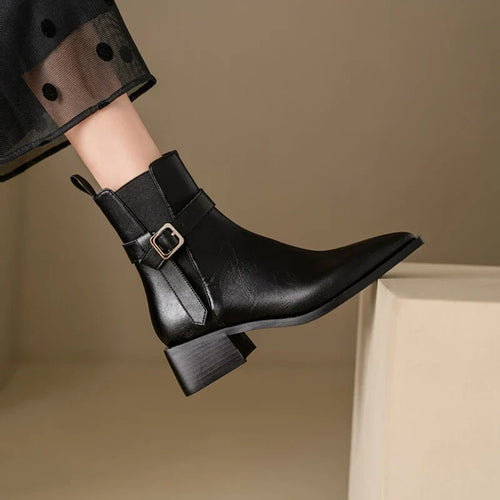 Botines de cuero con detalle de hebilla