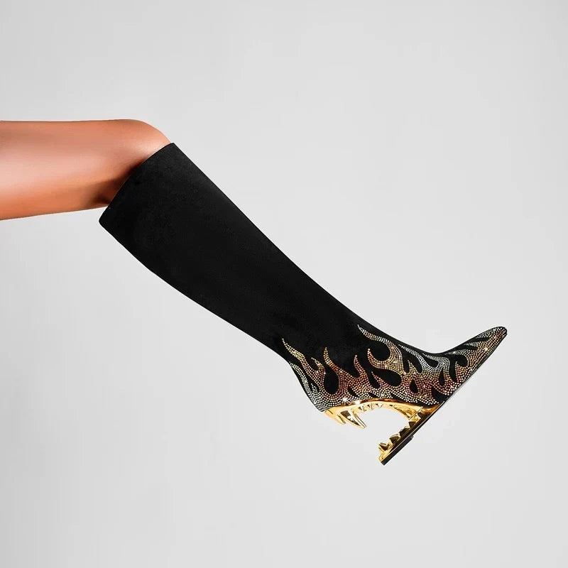 Botas altas con pedrería y tacón escalonado