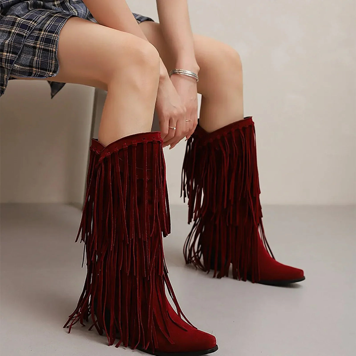 Botas con flecos y borlas