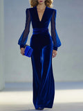 Mono de terciopelo azul real con escote en V y detalles de malla