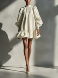 Mini vestido beige de satén con mangas abullonadas y volantes