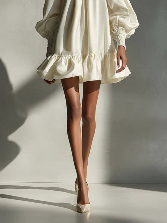 Mini vestido beige de satén con mangas abullonadas y volantes